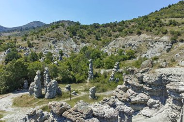 Kaya oluşumlu manzara Kratovo, Kuzey Makedonya yakınlarındaki Kuklica Taş Bebekleri