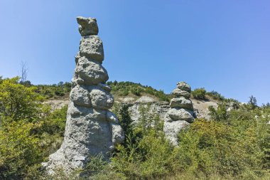 Kaya oluşumlu manzara Kratovo, Kuzey Makedonya yakınlarındaki Kuklica Taş Bebekleri