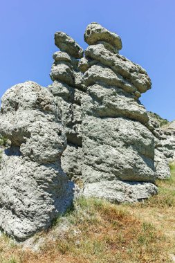 Kaya oluşumlu manzara Kratovo, Kuzey Makedonya yakınlarındaki Kuklica Taş Bebekleri