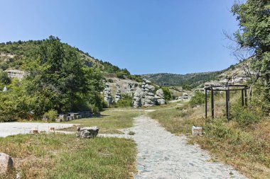 Kaya oluşumlu manzara Kratovo, Kuzey Makedonya yakınlarındaki Kuklica Taş Bebekleri