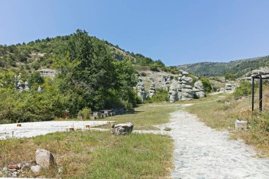 Kaya oluşumlu manzara Kratovo, Kuzey Makedonya yakınlarındaki Kuklica Taş Bebekleri
