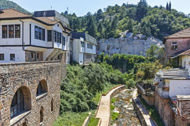 KRATOVO, MACEDONIA - 21 Temmuz 2018: Kuzey Makedonya 'nın Kratovo kentinin merkezi Panorama