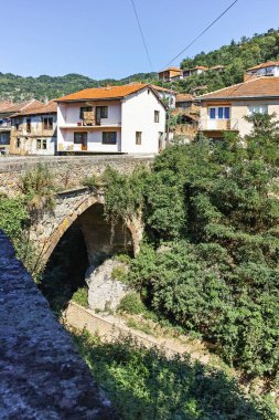 KRATOVO, MACEDONIA - 21 Temmuz 2018: Kuzey Makedonya 'nın Kratovo kentinin merkezi Panorama