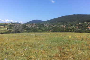 ZERAVNA, BULGARIA - 09 Temmuz 2023: 19. Yüzyıl evleri olan Zheravna Köyü, Sliven Bölgesi, Bulgaristan