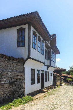ZERAVNA, BULGARIA - 09 Temmuz 2023: 19. Yüzyıl evleri olan Zheravna Köyü, Sliven Bölgesi, Bulgaristan