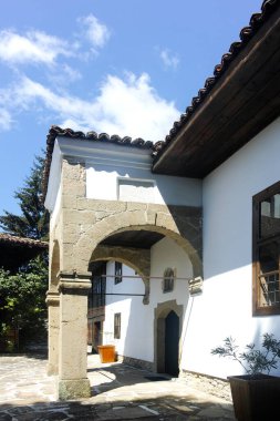 ZERAVNA, BULGARIA - 09 Temmuz 2023: 19. Yüzyıl evleri olan Zheravna Köyü, Sliven Bölgesi, Bulgaristan