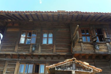 ZERAVNA, BULGARIA - 09 Temmuz 2023: 19. Yüzyıl evleri olan Zheravna Köyü, Sliven Bölgesi, Bulgaristan