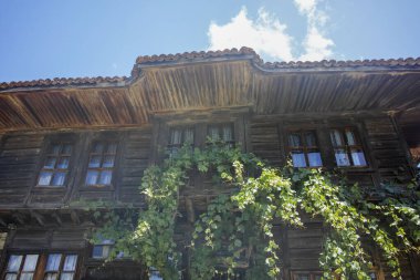 ZERAVNA, BULGARIA - 09 Temmuz 2023: 19. Yüzyıl evleri olan Zheravna Köyü, Sliven Bölgesi, Bulgaristan
