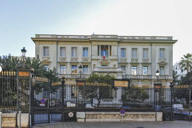 GÜZEL, FRANCE - 25 HAZİRAN 2024: Nice, Provence Alpes-Cote d 'Azur, Fransa' nın sahil caddesinin günbatımı Panoraması