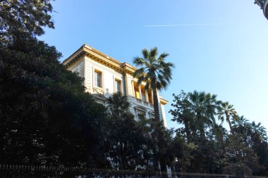 GÜZEL, FRANCE - 25 HAZİRAN 2024: Nice, Provence Alpes-Cote d 'Azur, Fransa' nın sahil caddesinin günbatımı Panoraması