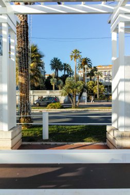 GÜZEL, FRANCE - 25 HAZİRAN 2024: Nice, Provence Alpes-Cote d 'Azur, Fransa' nın sahil caddesinin günbatımı Panoraması