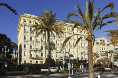 GÜZEL, FRANCE - 25 HAZİRAN 2024: Nice, Provence Alpes-Cote d 'Azur, Fransa' nın sahil caddesinin günbatımı Panoraması