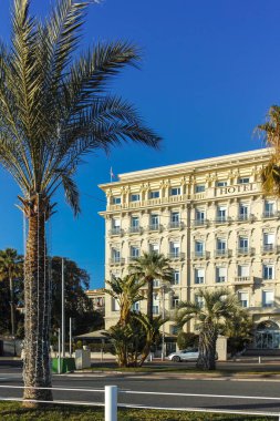 GÜZEL, FRANCE - 25 HAZİRAN 2024: Nice, Provence Alpes-Cote d 'Azur, Fransa' nın sahil caddesinin günbatımı Panoraması