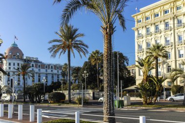 GÜZEL, FRANCE - 25 HAZİRAN 2024: Nice, Provence Alpes-Cote d 'Azur, Fransa' nın sahil caddesinin günbatımı Panoraması
