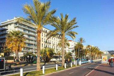 GÜZEL, FRANCE - 25 HAZİRAN 2024: Nice, Provence Alpes-Cote d 'Azur, Fransa' nın sahil caddesinin günbatımı Panoraması