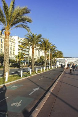 GÜZEL, FRANCE - 25 HAZİRAN 2024: Nice, Provence Alpes-Cote d 'Azur, Fransa' nın sahil caddesinin günbatımı Panoraması