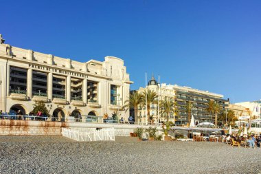 GÜZEL, FRANCE - 25 HAZİRAN 2024: Nice, Provence Alpes-Cote d 'Azur, Fransa' nın sahil caddesinin günbatımı Panoraması