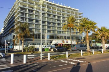 GÜZEL, FRANCE - 25 HAZİRAN 2024: Nice, Provence Alpes-Cote d 'Azur, Fransa' nın sahil caddesinin günbatımı Panoraması