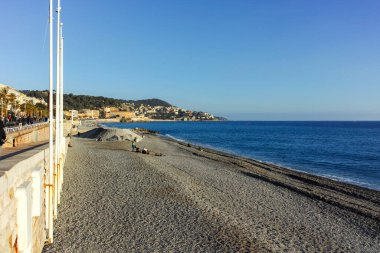 GÜZEL, FRANCE - 25 HAZİRAN 2024: Nice, Provence Alpes-Cote d 'Azur, Fransa' nın sahil caddesinin günbatımı Panoraması