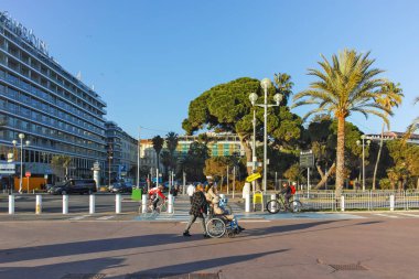 GÜZEL, FRANCE - 25 HAZİRAN 2024: Nice, Provence Alpes-Cote d 'Azur, Fransa' nın sahil caddesinin günbatımı Panoraması