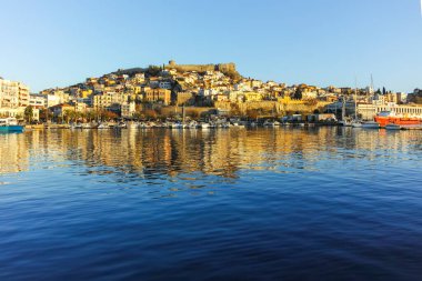 KAVALA, GREECE - 26 Aralık 2023: Kavala, Doğu Makedonya ve Trakya 'nın İnanılmaz Günbatımı Panoraması, Yunanistan