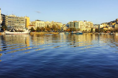 KAVALA, GREECE - 26 Aralık 2023: Kavala, Doğu Makedonya ve Trakya 'nın İnanılmaz Günbatımı Panoraması, Yunanistan