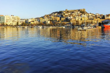 KAVALA, GREECE - 26 Aralık 2023: Kavala, Doğu Makedonya ve Trakya 'nın İnanılmaz Günbatımı Panoraması, Yunanistan