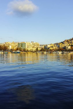 KAVALA, GREECE - 26 Aralık 2023: Kavala, Doğu Makedonya ve Trakya 'nın İnanılmaz Günbatımı Panoraması, Yunanistan