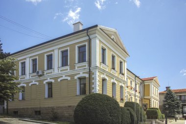 KOTEL, BULGARIA - 9 Temmuz 2023: Bulgaristan 'ın Sliven Bölgesi' ndeki Kotel kentinde 19. yüzyıl evleri