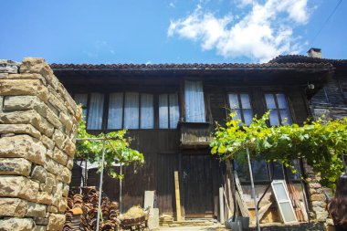 KOTEL, BULGARIA - 9 Temmuz 2023: Bulgaristan 'ın Sliven Bölgesi' ndeki Kotel kentinde 19. yüzyıl evleri