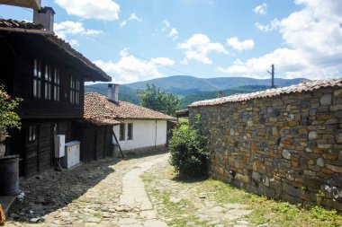 KOTEL, BULGARIA - 9 Temmuz 2023: Bulgaristan 'ın Sliven Bölgesi' ndeki Kotel kentinde 19. yüzyıl evleri