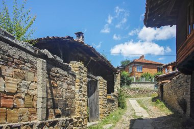 KOTEL, BULGARIA - 9 Temmuz 2023: Bulgaristan 'ın Sliven Bölgesi' ndeki Kotel kentinde 19. yüzyıl evleri