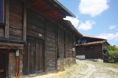KOTEL, BULGARIA - 9 Temmuz 2023: Bulgaristan 'ın Sliven Bölgesi' ndeki Kotel kentinde 19. yüzyıl evleri