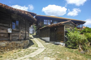 KOTEL, BULGARIA - 9 Temmuz 2023: Bulgaristan 'ın Sliven Bölgesi' ndeki Kotel kentinde 19. yüzyıl evleri