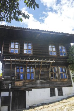 KOTEL, BULGARIA - 9 Temmuz 2023: Bulgaristan 'ın Sliven Bölgesi' ndeki Kotel kentinde 19. yüzyıl evleri