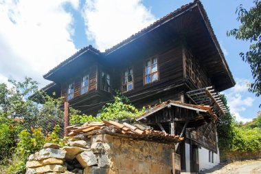 KOTEL, BULGARIA - 9 Temmuz 2023: Bulgaristan 'ın Sliven Bölgesi' ndeki Kotel kentinde 19. yüzyıl evleri