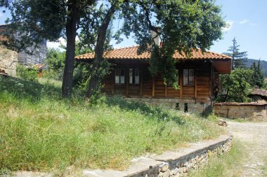 KOTEL, BULGARIA - 9 Temmuz 2023: Bulgaristan 'ın Sliven Bölgesi' ndeki Kotel kentinde 19. yüzyıl evleri