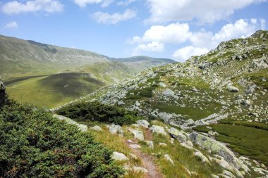 Bulgaristan 'ın Kalin zirvesi yakınlarındaki Rila Dağı' nın İnanılmaz Yaz Manzarası