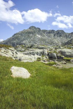 Bulgaristan 'ın Kalin zirvesi yakınlarındaki Rila Dağı' nın İnanılmaz Yaz Manzarası