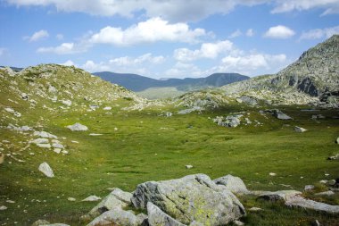 Bulgaristan 'ın Kalin zirvesi yakınlarındaki Rila Dağı' nın İnanılmaz Yaz Manzarası