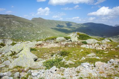 Bulgaristan 'ın Kalin zirvesi yakınlarındaki Rila Dağı' nın İnanılmaz Yaz Manzarası