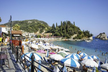 PARGA, GREECE - 5 AĞUSTOS 2024: Parga, Epirus, Yunanistan 'ın şaşırtıcı yaz manzarası