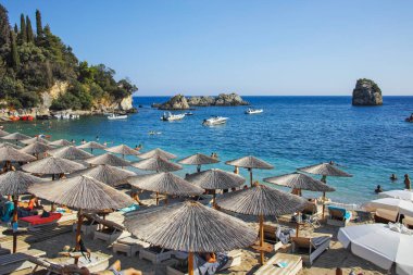 PARGA, GREECE - 5 AĞUSTOS 2024: Parga, Epirus, Yunanistan 'ın şaşırtıcı yaz manzarası