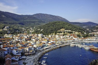 PARGA, GREECE - 5 AĞUSTOS 2024: Parga, Epirus, Yunanistan 'ın şaşırtıcı yaz manzarası
