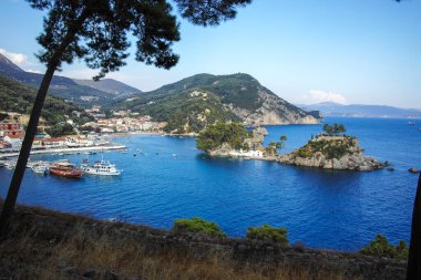 PARGA, GREECE - 5 AĞUSTOS 2024: Parga, Epirus, Yunanistan 'ın şaşırtıcı yaz manzarası