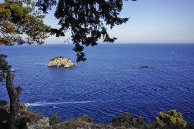 PARGA, GREECE - 5 AĞUSTOS 2024: Parga, Epirus, Yunanistan 'ın şaşırtıcı yaz manzarası