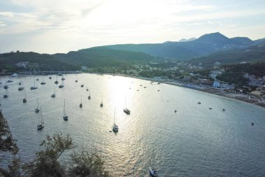 PARGA, GREECE - 5 AĞUSTOS 2024: Parga, Epirus, Yunanistan 'ın şaşırtıcı yaz manzarası