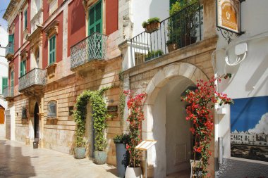 LOGOROTONDO, İtalya - 15 Mayıs 2024: Eski Locorotondo Kasabası, Apulia Bölgesi, İtalya