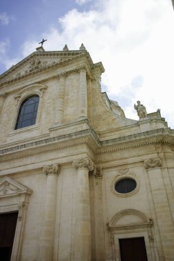 LOGOROTONDO, İtalya - 15 Mayıs 2024: Eski Locorotondo Kasabası, Apulia Bölgesi, İtalya