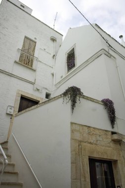 LOGOROTONDO, İtalya - 15 Mayıs 2024: Eski Locorotondo Kasabası, Apulia Bölgesi, İtalya